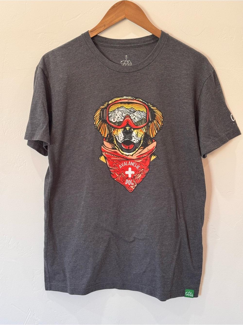Wild Tribute 4 The Forest Avalanche Dog Graphic Gray T-Shirt Unisex Medium